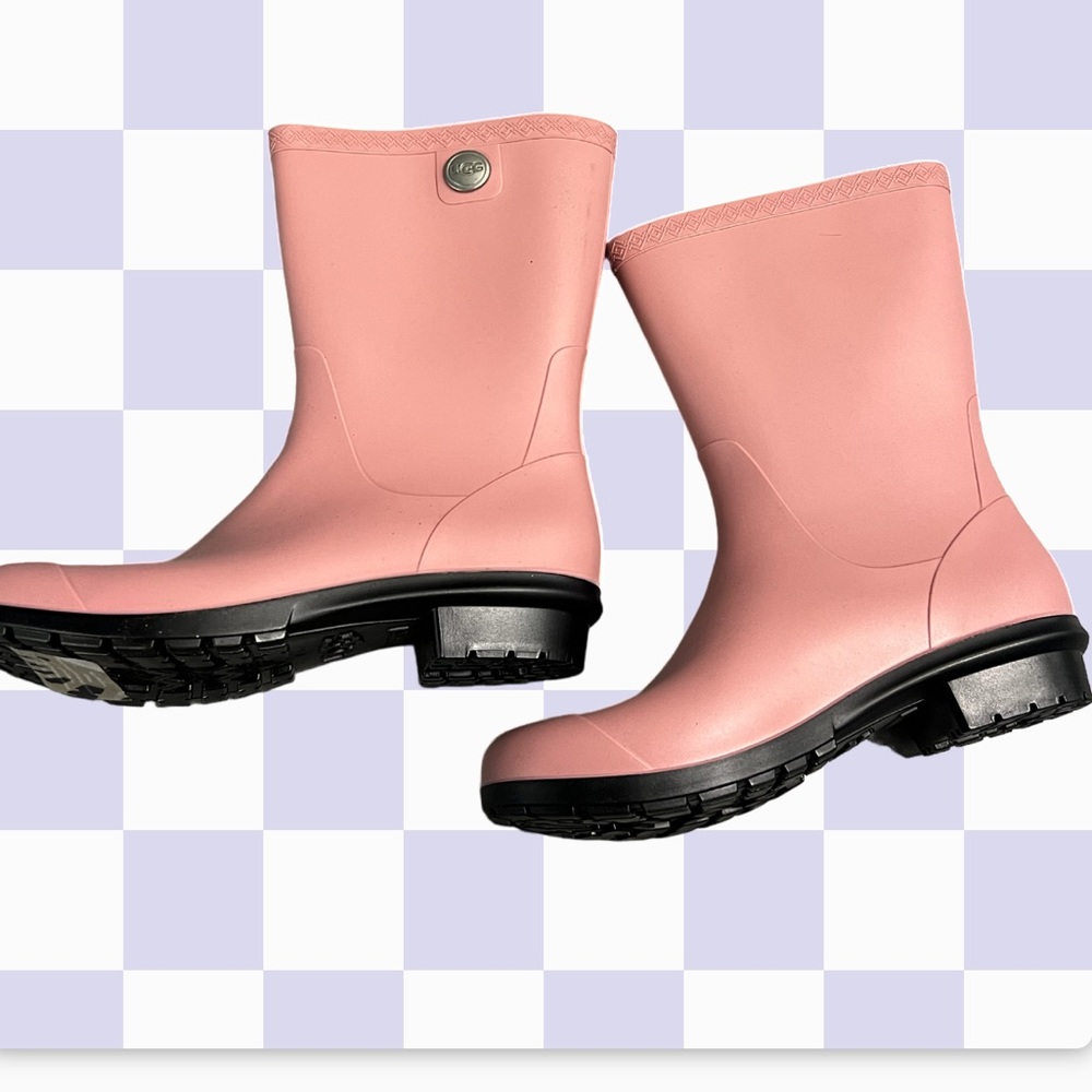 Ugg nwt pink rain boots women 8 never worn comfy style a couple faded blue marks